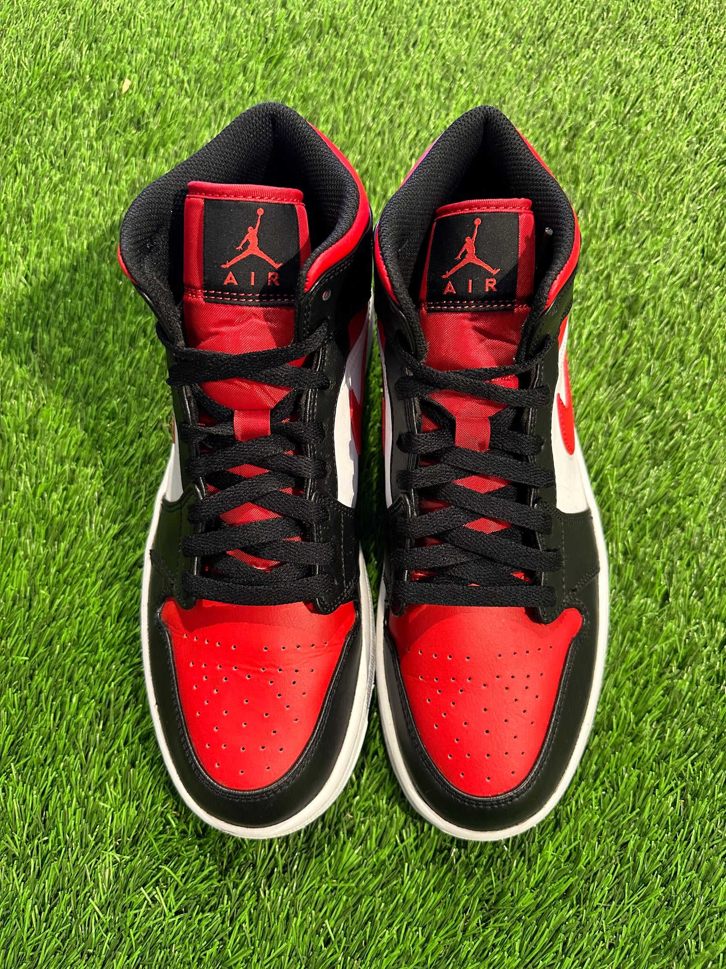 Jordan 1 Mid White Black Red (2022) 9.5M/11W