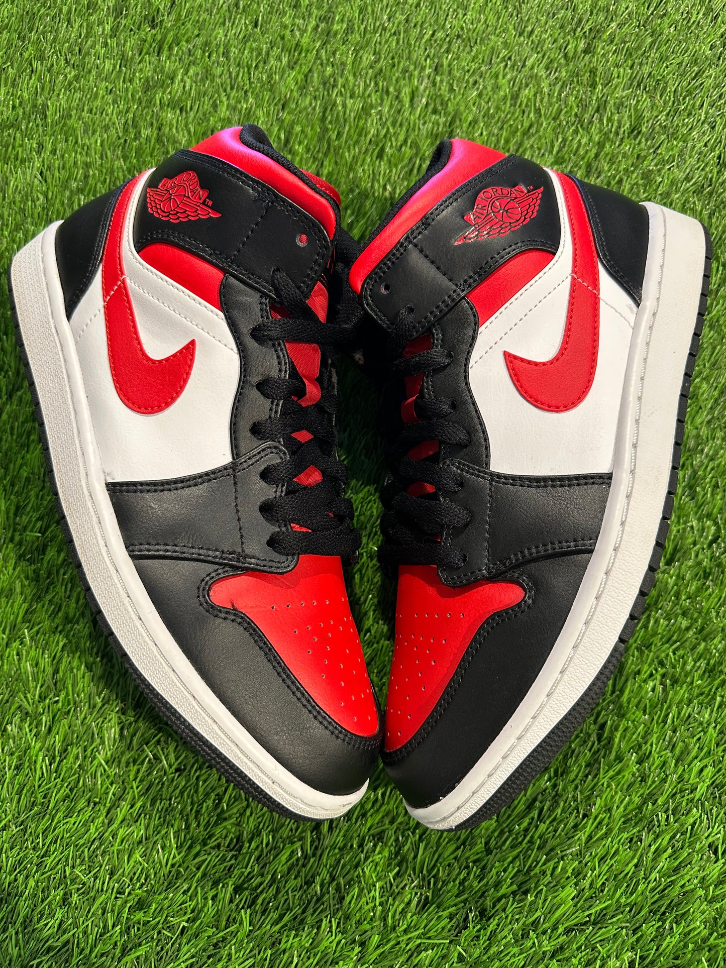 Jordan 1 Mid White Black Red (2022) 9.5M/11W
