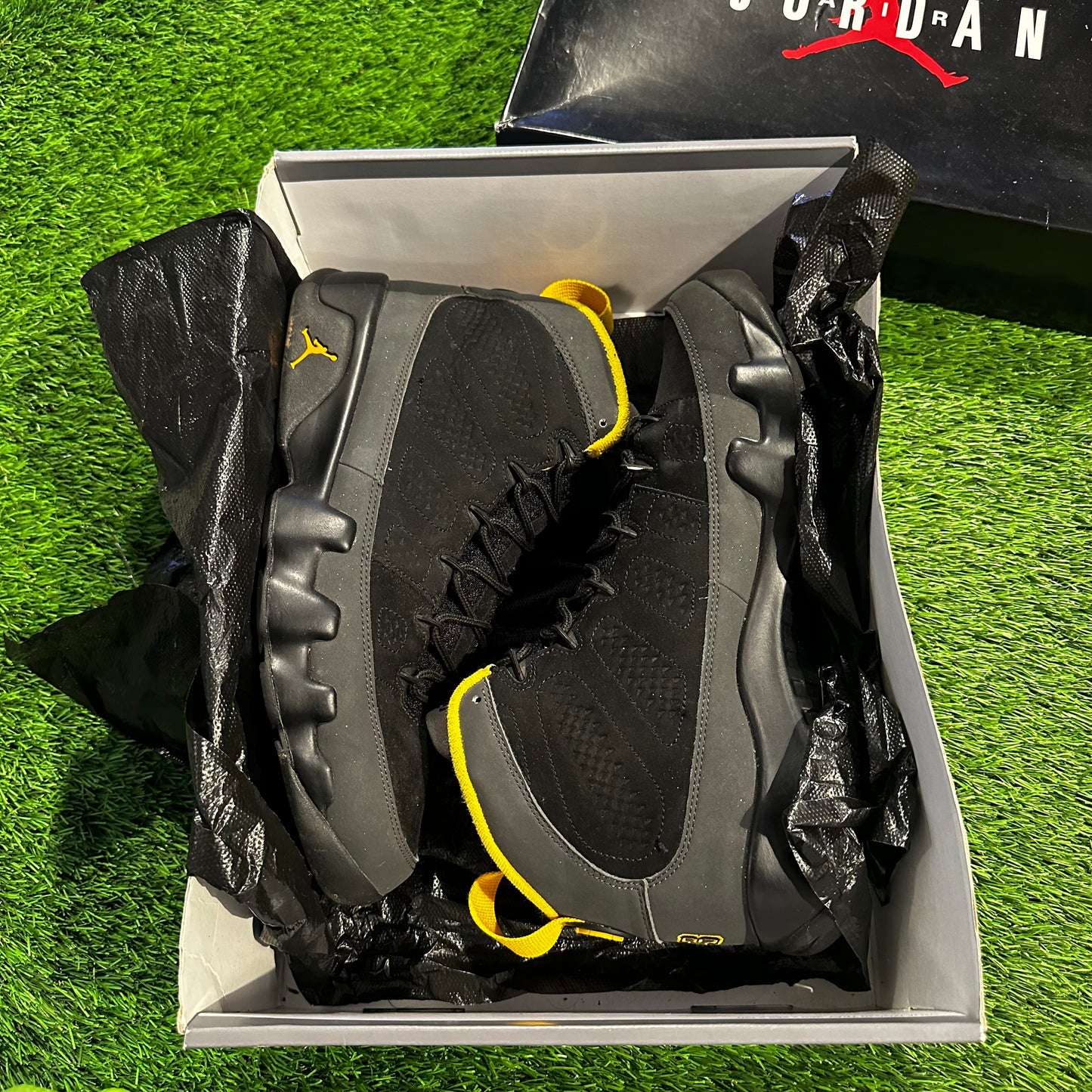 Air Jordan 9 Retro ‘Dark Charcoal University Gold’