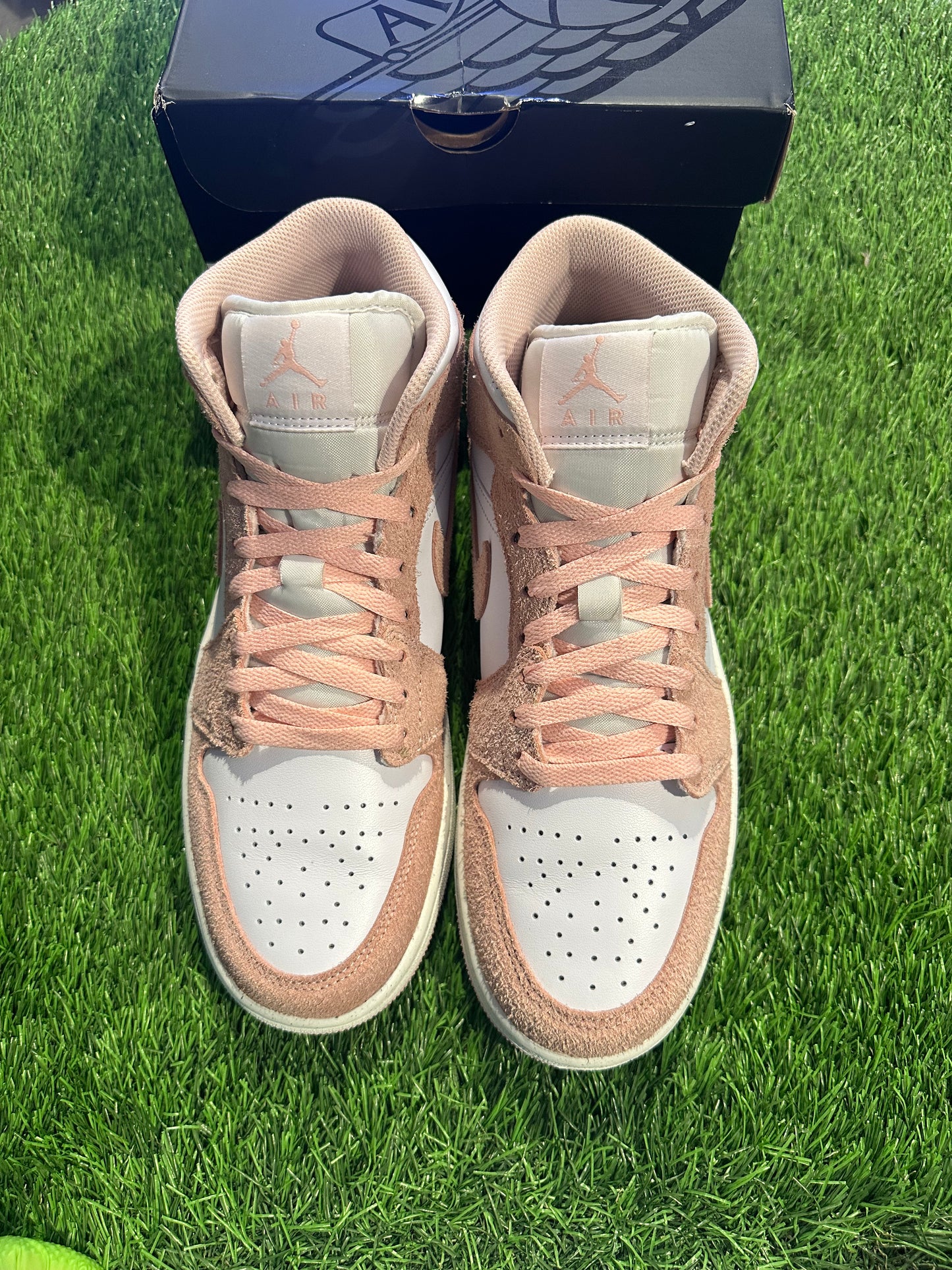 Jordan 1 Mid SE Legend Pink SIZE 9.5M/11W