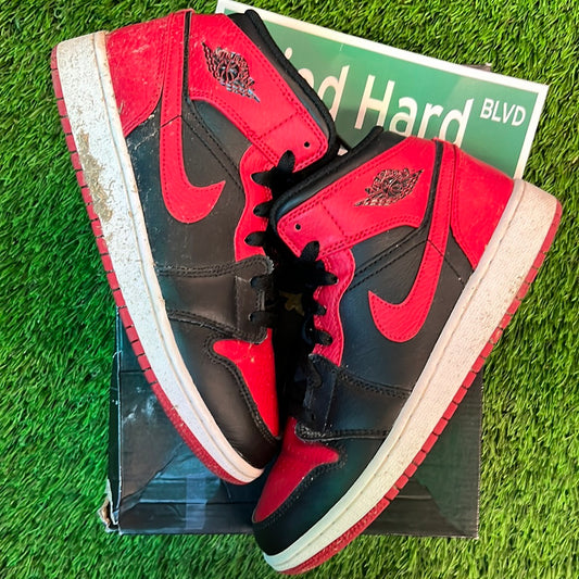Air Jordan 1 Mid GS 'Banned'