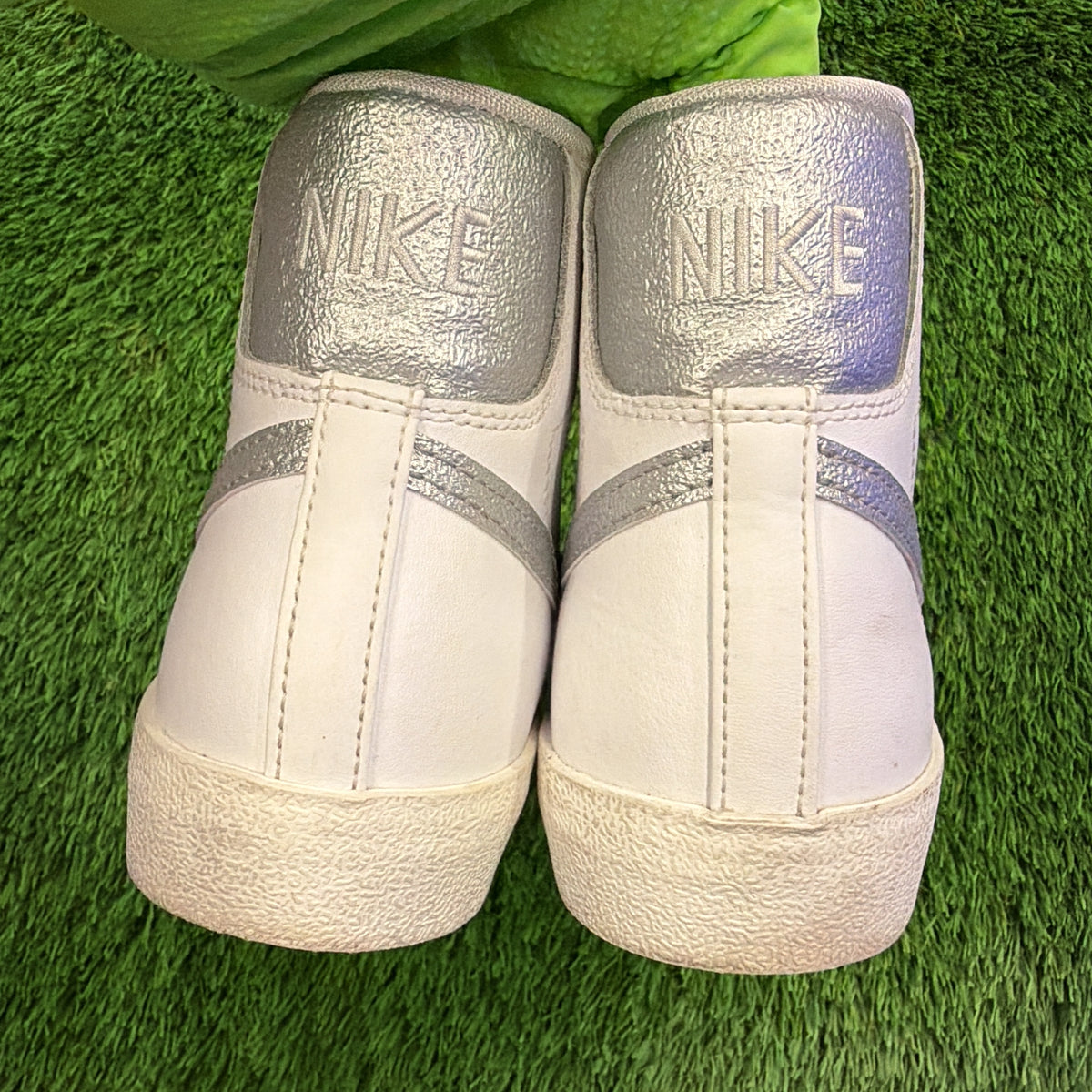 Nike Wmns Blazer Mid '77 Essential 'White Metallic Silver'