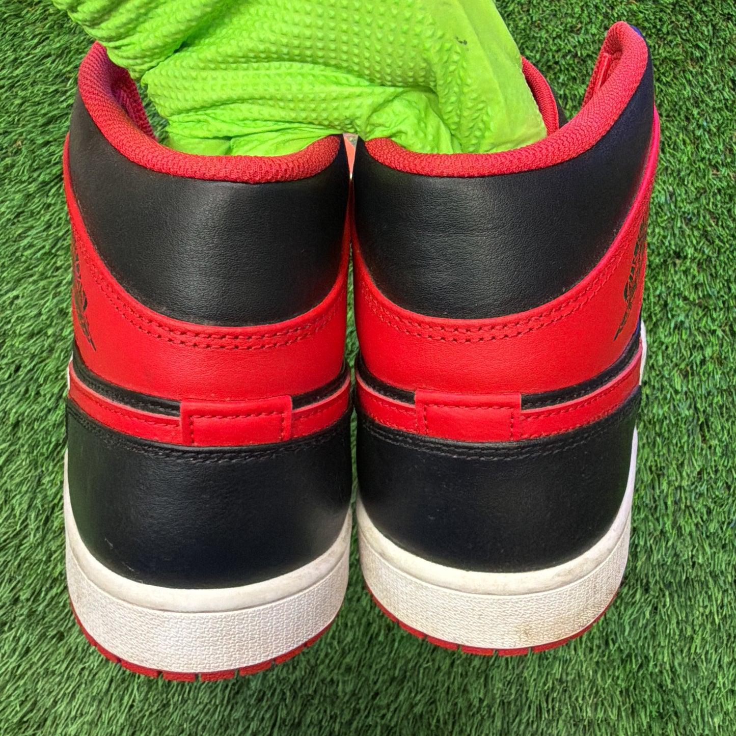 Air Jordan 1 Mid 'Alternate Bred'