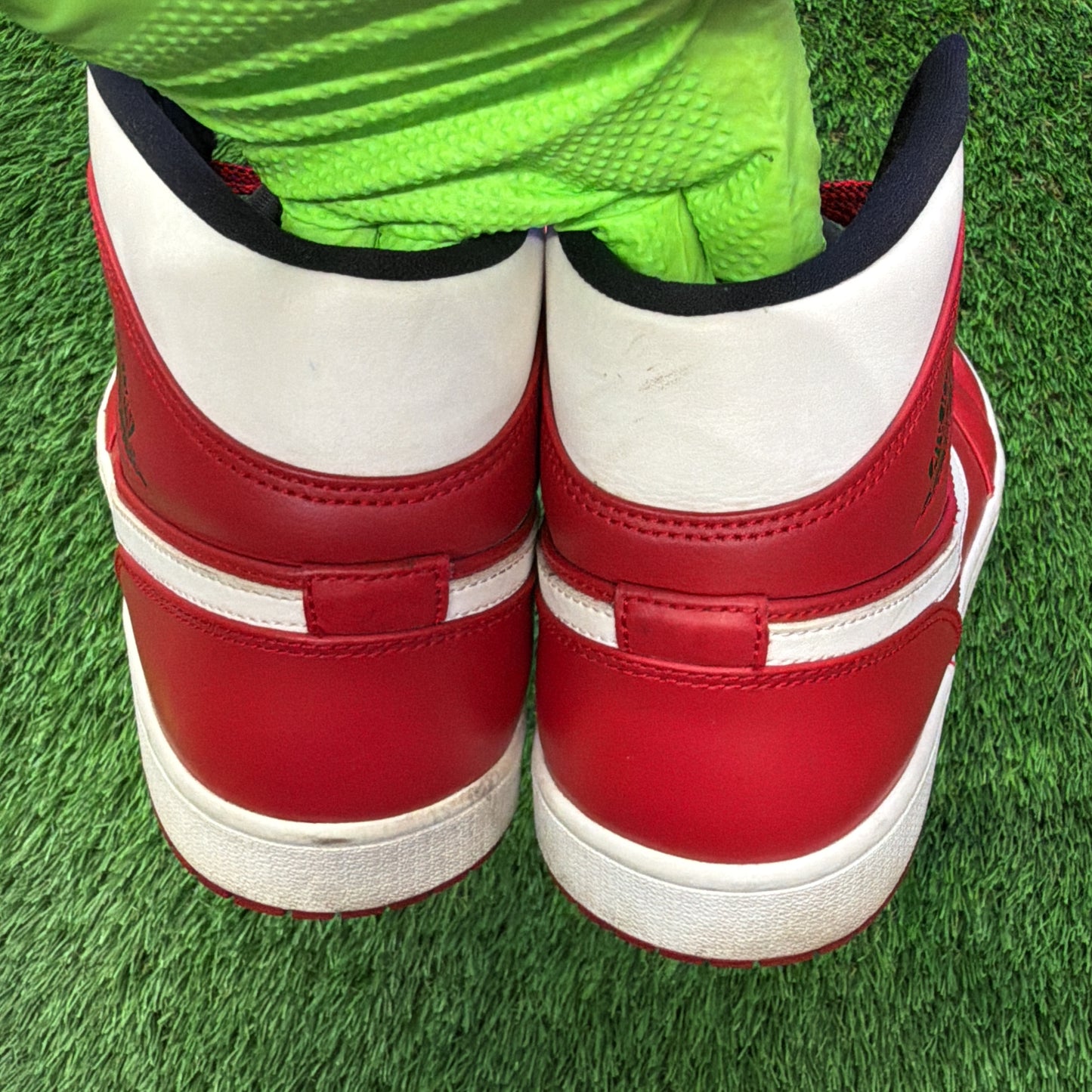Air Jordan 1 Mid 'Gym Red'