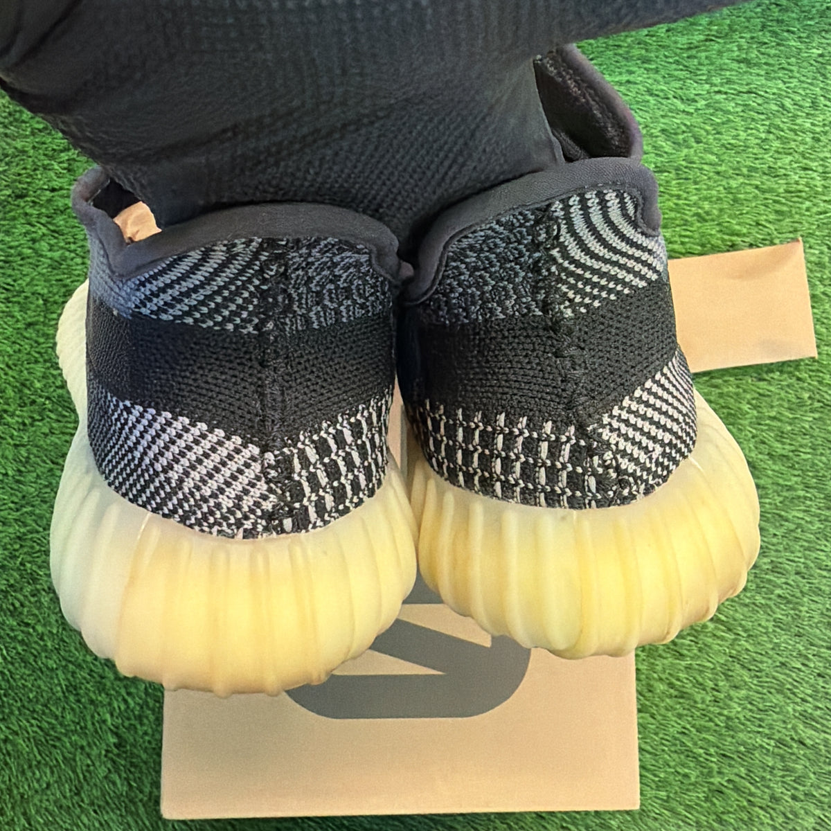 Yeezy Boost 350 V2 'Carbon' SIZE 12M/13.5W