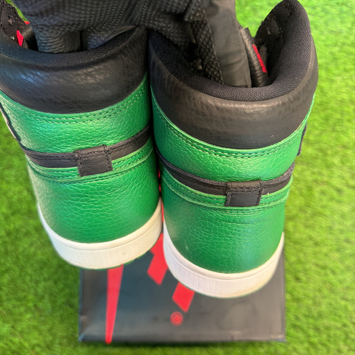 Air Jordan 1 Retro High OG 'Pine Green 2.0' SIZE 11M/12.5W