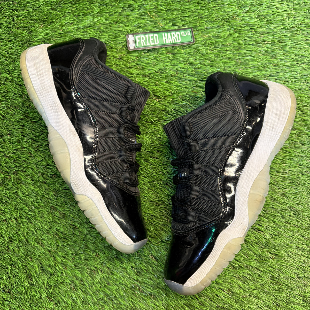 Jordan 11 Retro Low Space Jam (GS) SIZE 7Y/8.5W