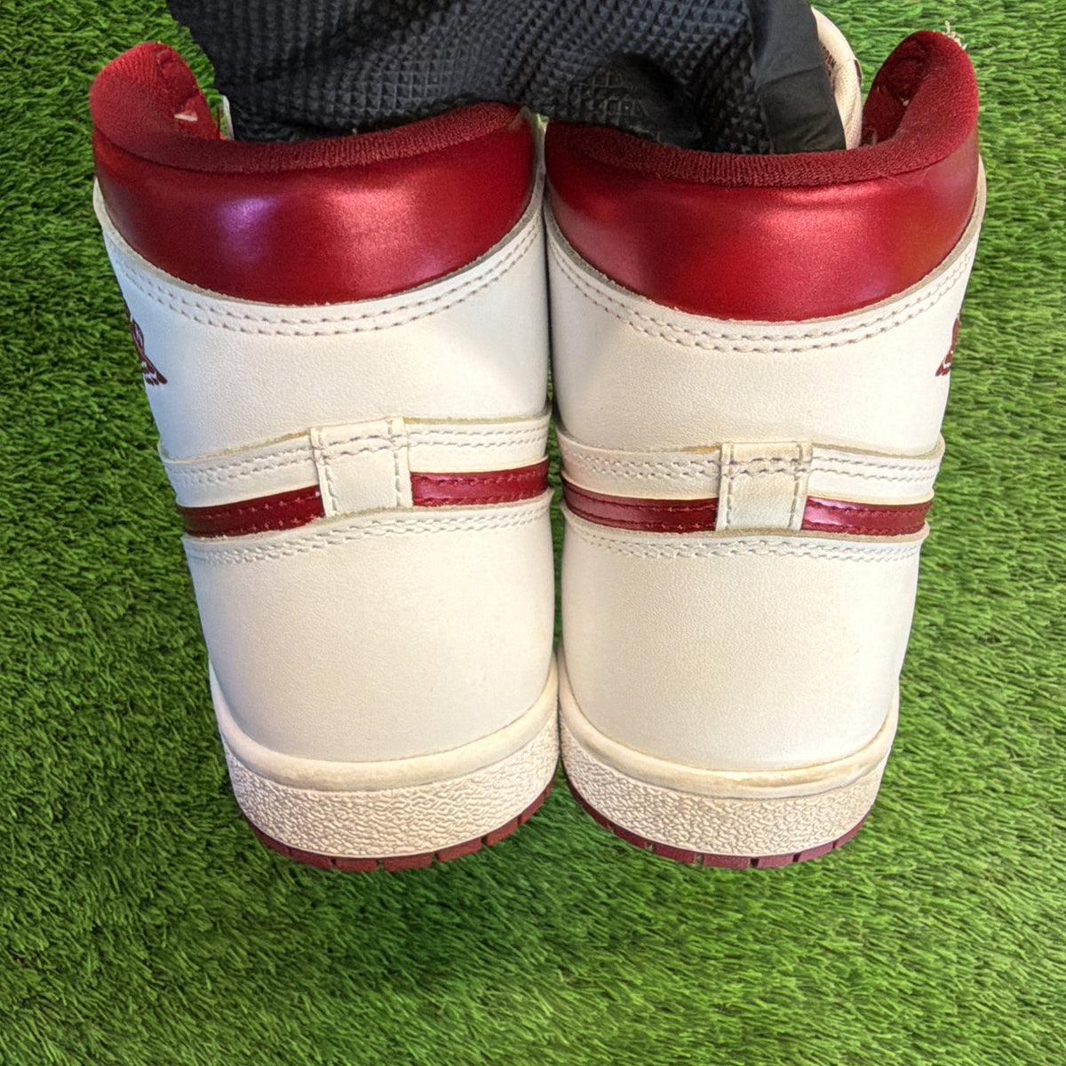 Air Jordan 1 Retro High '85 OG 'Metallic Burgundy' SIZE 9.5M/11W